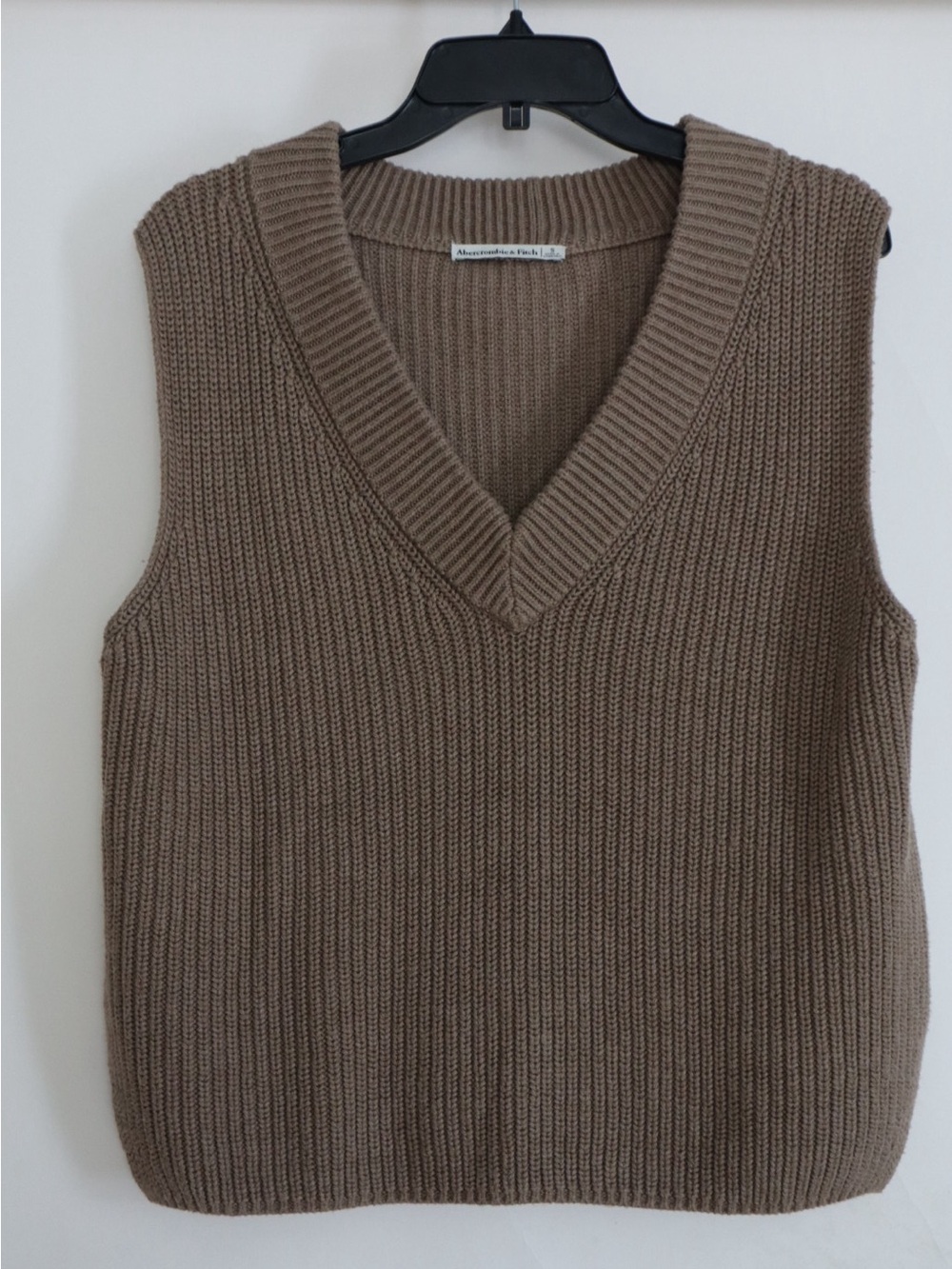 Abercrombie Men's V-Neck Ribbed Sweater Vest in Taupe Brown